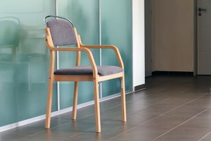 Stuhl für Wartezimmer / mit Armlehnen / Stapel