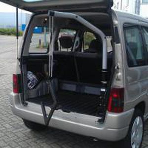 Hubarm für Rollstühle / für Autos / elektrisch / versenkbar / polmontiert