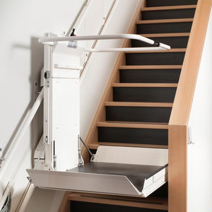 Treppenlift für Rollstuhl / für gerade Treppen / zusammenklappbar
