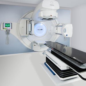 Partikel-Linearbeschleuniger / Radiotherapie / stereotaktische Röngenchirurgie / mit vollautomatisierter Positioniertisch