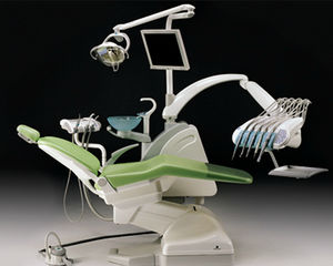 Dentale Behandlungseinheit / mit Instrumententräger / mit Licht / mit Monitor