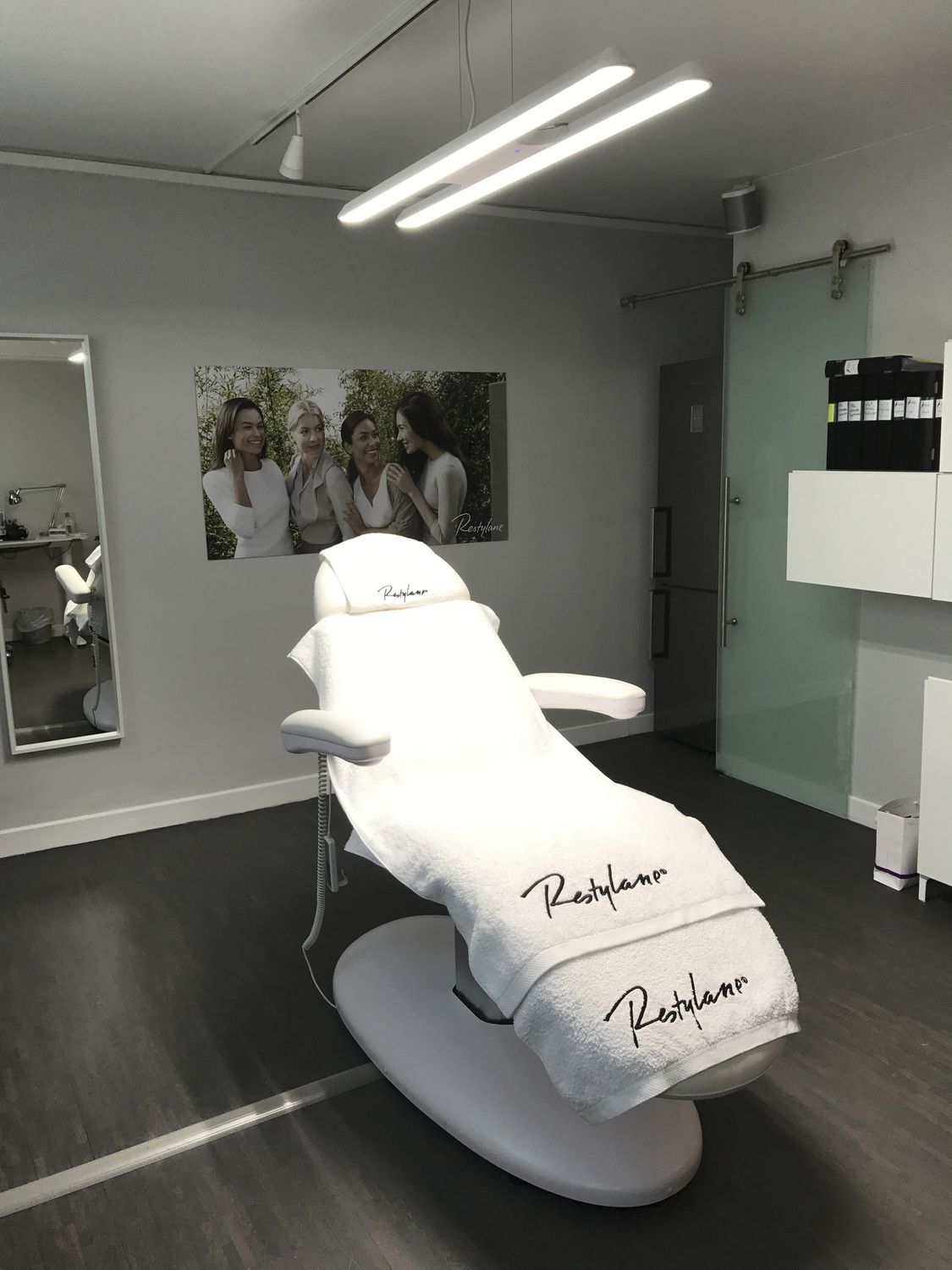 Deckenmontierte Beleuchtung - Brite - D-TEC - Schönheitsmedizin / Labor