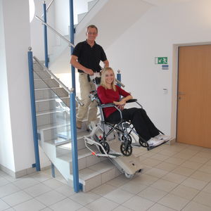Treppenlift für Rollstühle 1