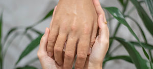 Kosmetische Handprothese