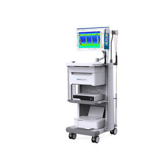 Patientenmonitor auf Wagen