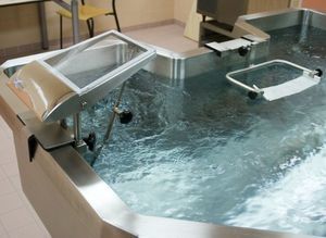 Badewanne für Wassermassage / mit Dusche