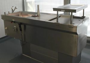 Labor-Anatomietisch