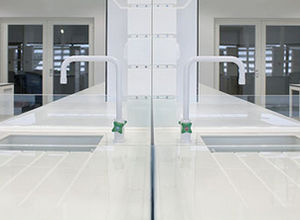 Arbeitsfläche mit Waschbecken