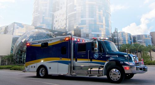 Infektionsambulanz - American Emergency Vehicles - mit Kofferaufbau