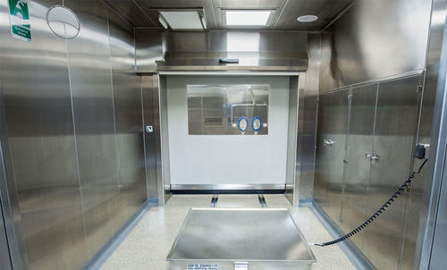 Isolierkabine - Extract Technology - für die Pharmaindustrie / begehbar / vertikaler Laminar-Flow