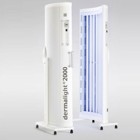 Dermatologische Phototherapielampe - dermalight® 2000 - Dr. Hönle Medizintechnik - auf Rollen / UV-B
