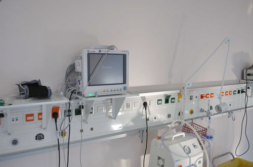 Wandmontierte Versorgungseinheit - Medlux  - Elektra Hellas - horizontal / für die Intensivstation / mit Licht