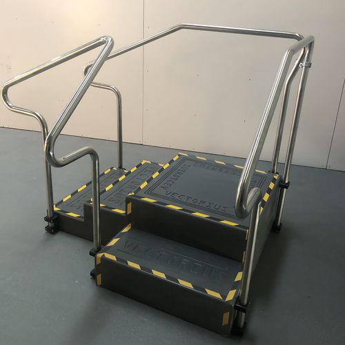 Gewinkelte Übungstreppe - VSR  - Vector Fitness Products - 2 Handläufe / mit Rampe