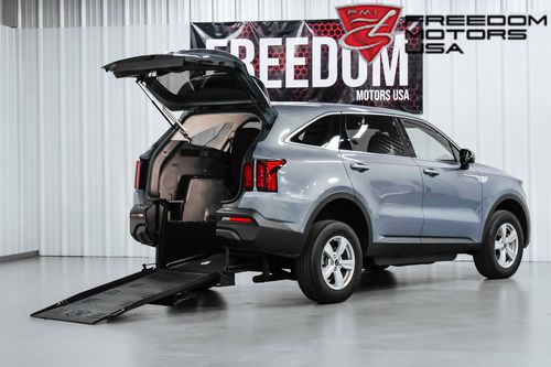 SUV Fahrzeug für Personen mit eingeschränkter Mobilität - 28214 - Freedom Motors USA - rückwärtiger Eingang