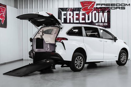 SUV Fahrzeug für Personen mit eingeschränkter Mobilität - 28152 - Freedom Motors USA - Benzin / hybrid / rückwärtiger Eingang