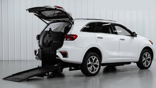 SUV Fahrzeug für Personen mit eingeschränkter Mobilität - 27643 - Freedom Motors USA - rückwärtiger Eingang