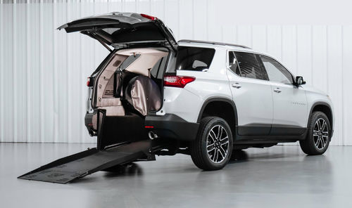 SUV Fahrzeug für Personen mit eingeschränkter Mobilität - 28284 - Freedom Motors USA - Benzin / rückwärtiger Eingang
