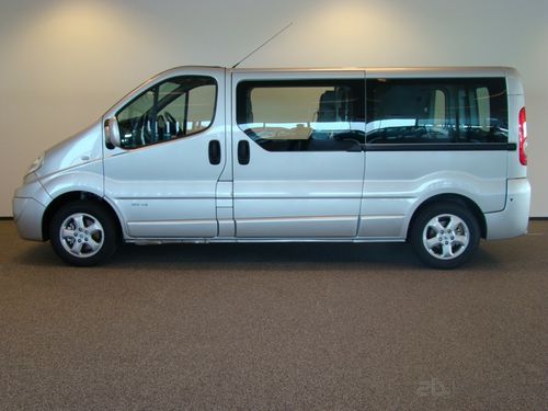 Fahrzeug für Personen mit eingeschränkter Mobilität / Kastenwagen - Vivaro WAV - Bierman - rückwärtiger Eingang