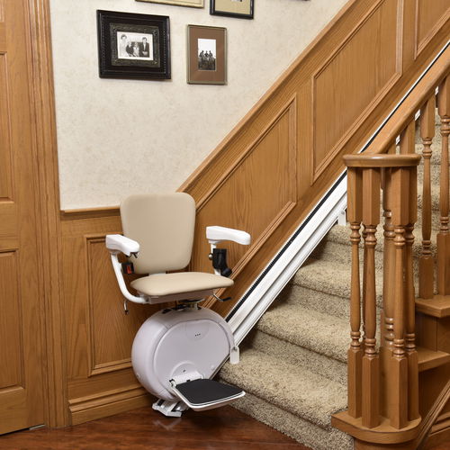 Treppenlift für gerade Treppen - Essential - Lehner Lifttechnik - für Humanmedizin / Typ Sessel / zusammenklappbar