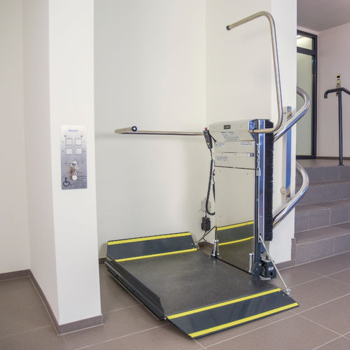Treppenlift für Rollstühle - Stratos - Lehner Lifttechnik - für Wendeltreppen / für Humanmedizin / zusammenklappbar
