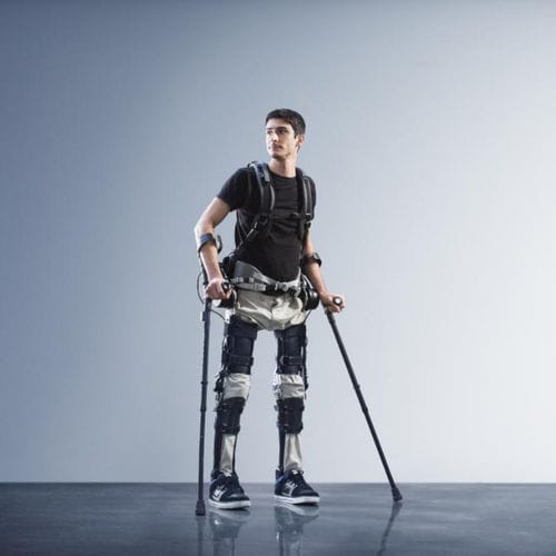 Zweibeiniges Exoskelett für Rehabilitation - PhoeniX - suitX - Gang / aufrechte Haltung