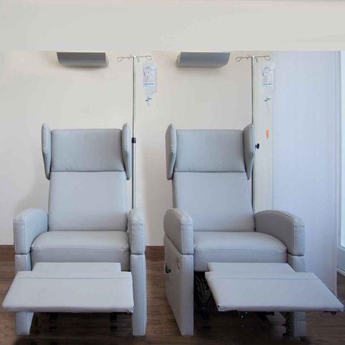 Elektrischer Chemotherapiestuhl - VIANDOpflege&reg; - KRANICHConcept GmbH - dreiteilig / verstellbare Rückenlehne