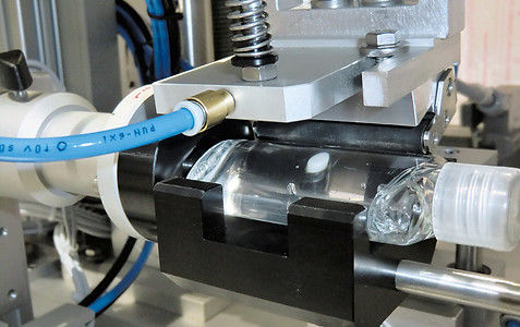 Labeling Maschine / für Flaschen - TNC-F - b+b Automations- und Steuerungstechnik GmbH - halbautomatisch