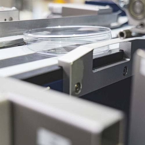 Etikettiersystem für Petrischalen - Lab PlateMaster Pro - b+b Automations- und Steuerungstechnik GmbH - automatisiert / Strichcode-Etiketten