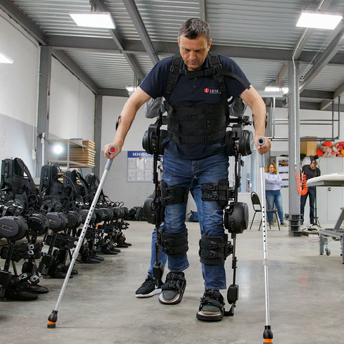 Zweibeiniges Exoskelett für Rehabilitation - E-helper - ZARYA - aufrechte Haltung / Gang