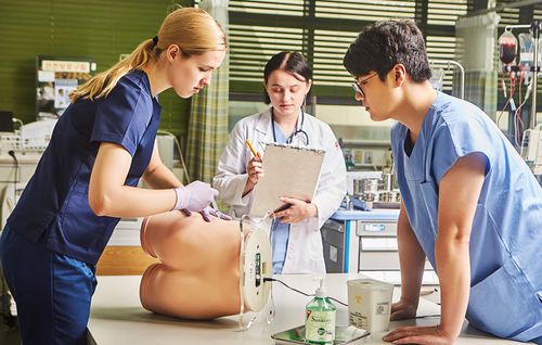Trainingspuppe für Allgemeinpflege - BT-CSIM-T - BT Inc. - für intramuskuläre Injektion / Erwachsene / Gesäßbacke