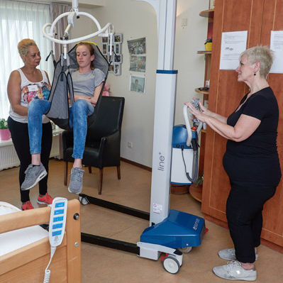 Elektrischer Patientenlifter - Line	 - Indes Production Management B.V. Brandname: Esense - auf Rollen / Hub