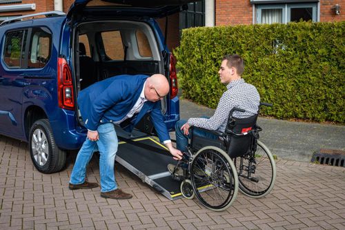 Fahrzeug für Personen mit eingeschränkter Mobilität / Großraumlimousine - Peugeot Rifter - B-Style  - Benzin / rückwärtiger Eingang