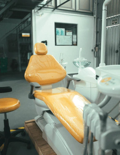 Hydraulischer Zahnarztstuhl - DTK 895 - GIORDANO & GIORDANO IND COM PROD MÉDICOS ODONTOLOGICOS LTDA - stationär / orange / höhenverstellbar