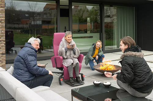 Schwenkbarer Stuhl - Ino - Moments Furniture - für Erwachsene / mit Armlehnen / mobil