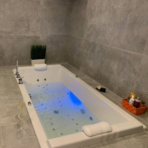 Einsitzer-Kurbadewanne - TWICE - Preti - auf Einbau / mit Chromatherapie-Lampen
