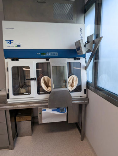 Mikrobiologische Sicherheitswerkbank / Klasse III - Técnicas Radiofísicas S.L.U. - zur Zellenmarkierung- / Tisch / Edelstahl