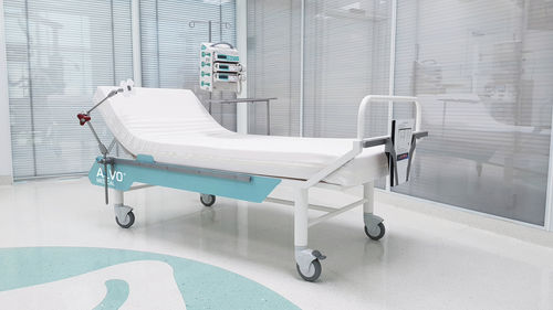 Manueller Behandlungstisch - 2-066 - ALVO Medical - mit verstellbarer Rückenlehne / auf Rollen / ergonomisch