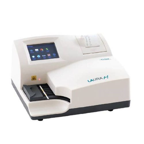 Automatisches Urin-Analysegerät - Laura M - ERBA Diagnostics Mannheim - Tisch