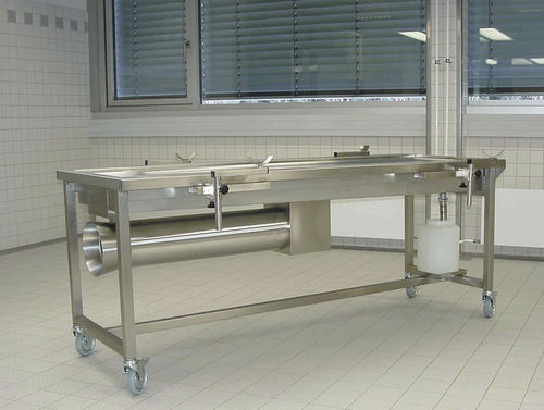 Rechtsmedizin-Autopsietisch - AST 10/700 - KUGEL medical GmbH & Co. KG - zum Sezieren / Leichenwaschung / auf Rollen