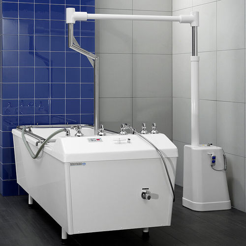 Elektrischer Patientenlifter - Unbescheiden  - bodenstehend / für Badewanne