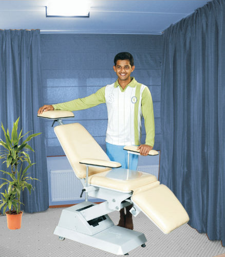 Elektrischer Behandlungsstuhl - Cosmo  - V-Care Medical Systems  - dreiteilig / höhenverstellbar