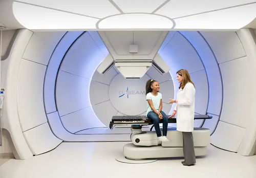 Zyklotron für Protonentherapie mit vollautomatisierter Positioniertisch - ProBeam - Varian Oncology - mit integriertem Röntgenscanner
