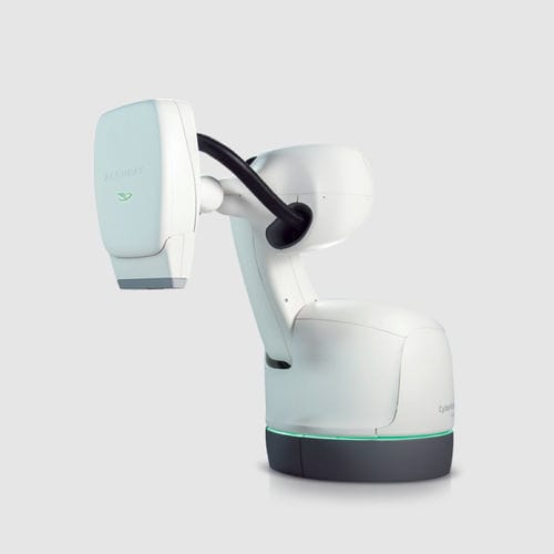 Partikel-Linearbeschleuniger / stereotaxisches Röntgen - CyberKnife® M6™ - Accuray - hypofraktionierte Bestrahlungstherapie / mit vollautomatisierter Positioniertisch / mit mehrachsigem Roboterarm