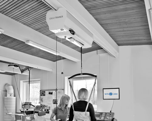 Elektrischer Patientenlifter - ErgoTrainer - Winncare group - deckenmontiert