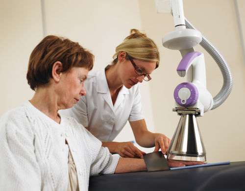 System für oberflächliche Strahlentherapie / Röntgenstrahlen - XSTRAHL 100 - xstrahl - Hautkrebsbehandlung / mobil
