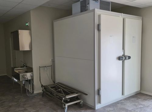 Leichenkühlzelle für Leichentragen - EIHF-ISOFROID - 8 Körper / mit Frontöffnung / 2-türig
