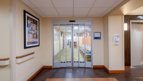 Tür für Krankenhaus - Dura-Fit - Stanley Access Technologies - Schiebe / automatisch
