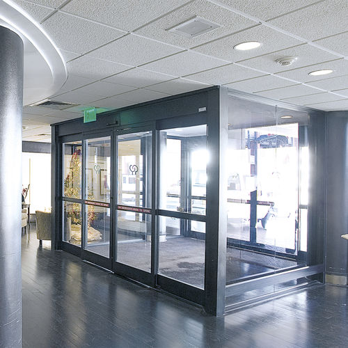 Sicherheitstür - ESA300  - dormakaba - für Gesundheitseinrichtungen / Schiebe / mit Glasfront