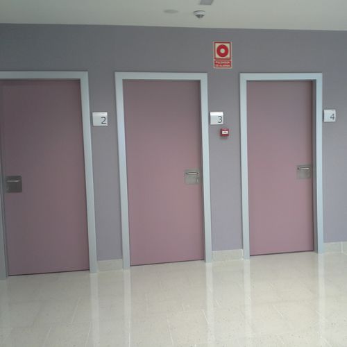 Tür für Gesundheitseinrichtungen - SOLECO DOORS - einflügelig / Aluminium