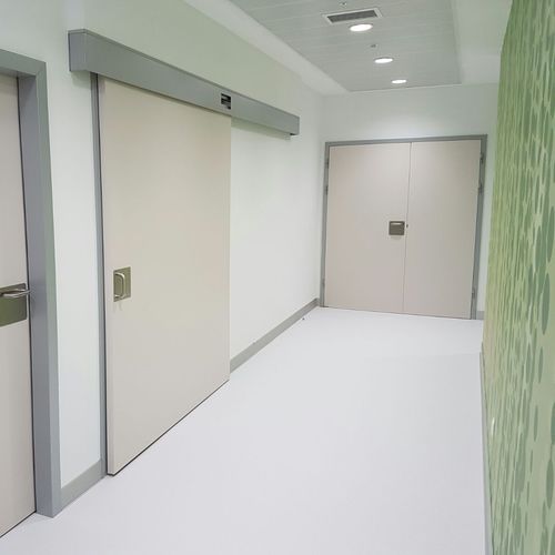 Tür für Gesundheitseinrichtungen - SOLECO DOORS - Schiebe / Aluminium